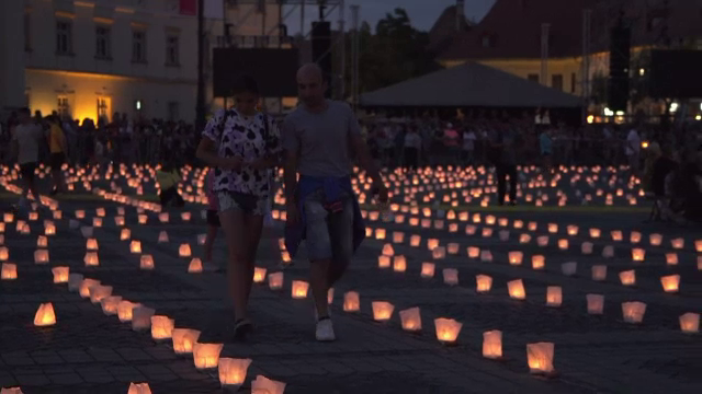 Atmosferă incendiară la Sibiu. Turiștii și localnicii, fascinați de spectacolele Festivalului Internațional de Teatru