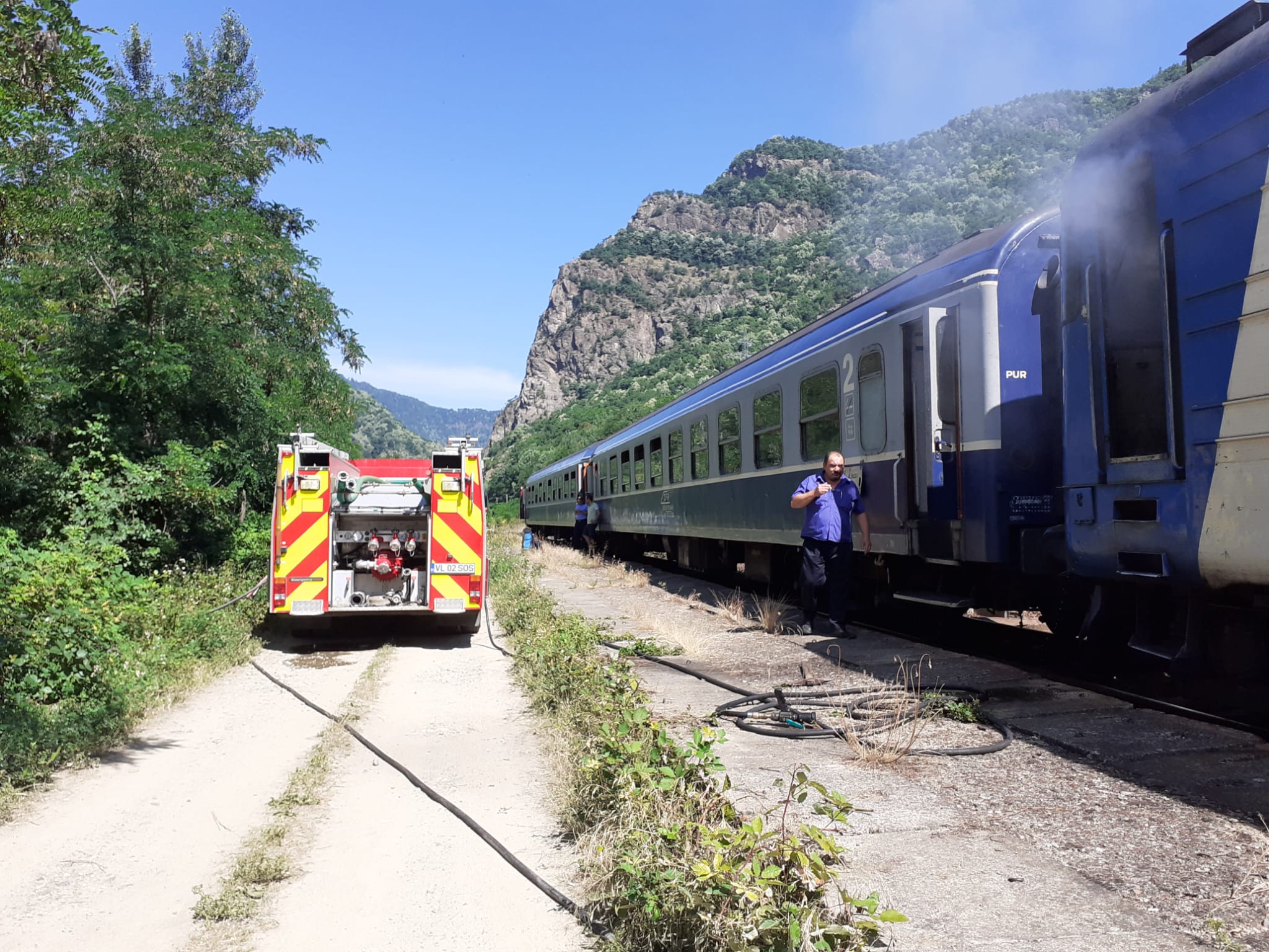 Zeci de pasageri ai unui tren, evacuaţi din cauza unui incendiu izbucnit la locomotivă, în Vâlcea | FOTO