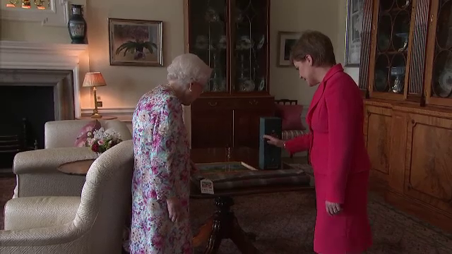Cadou inedit pentru Regina Elisabeta a II-a. Ce a primit monarhul în timpul vizitei în Scoția