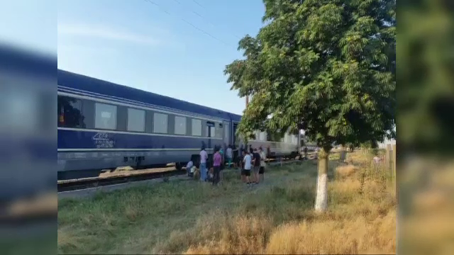 Călătorii cursei Tulcea – București, au stat două ore în câmp după ce trenul în care se aflau s-a blocat