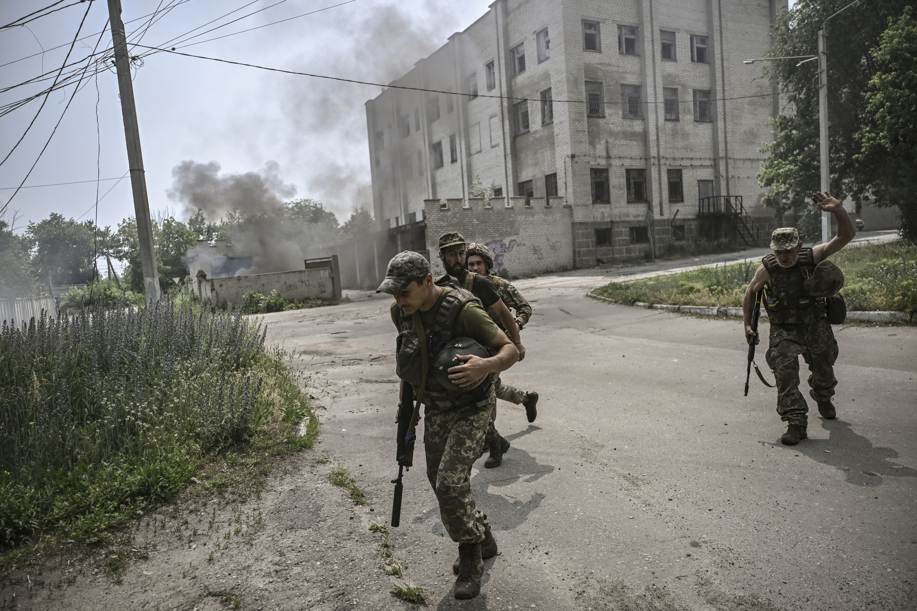 Iadul din Ucraina s-a mutat la Lisiceansk. Oraşul, încă apărat de ucraineni, este aproape înconjurat de forţele ruse