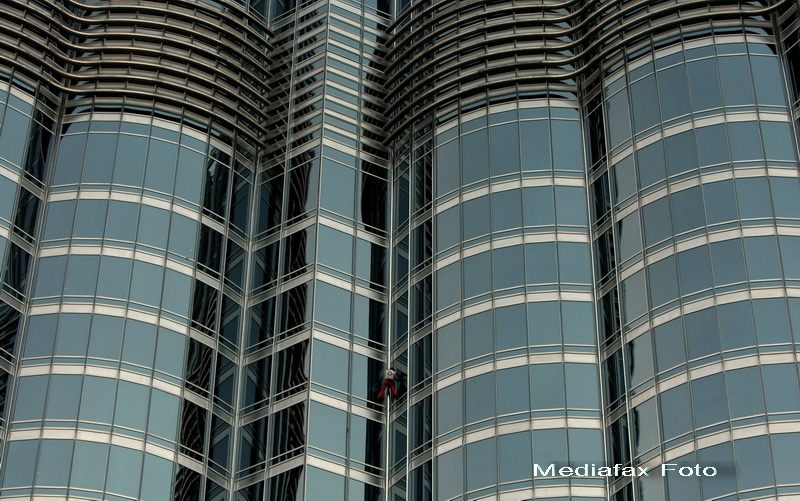 Spiderman a escaladat cea mai inalta cladire din lume. GALERIE FOTO - Imaginea 2