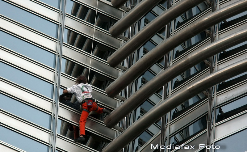 Spiderman a escaladat cea mai inalta cladire din lume. GALERIE FOTO - Imaginea 1