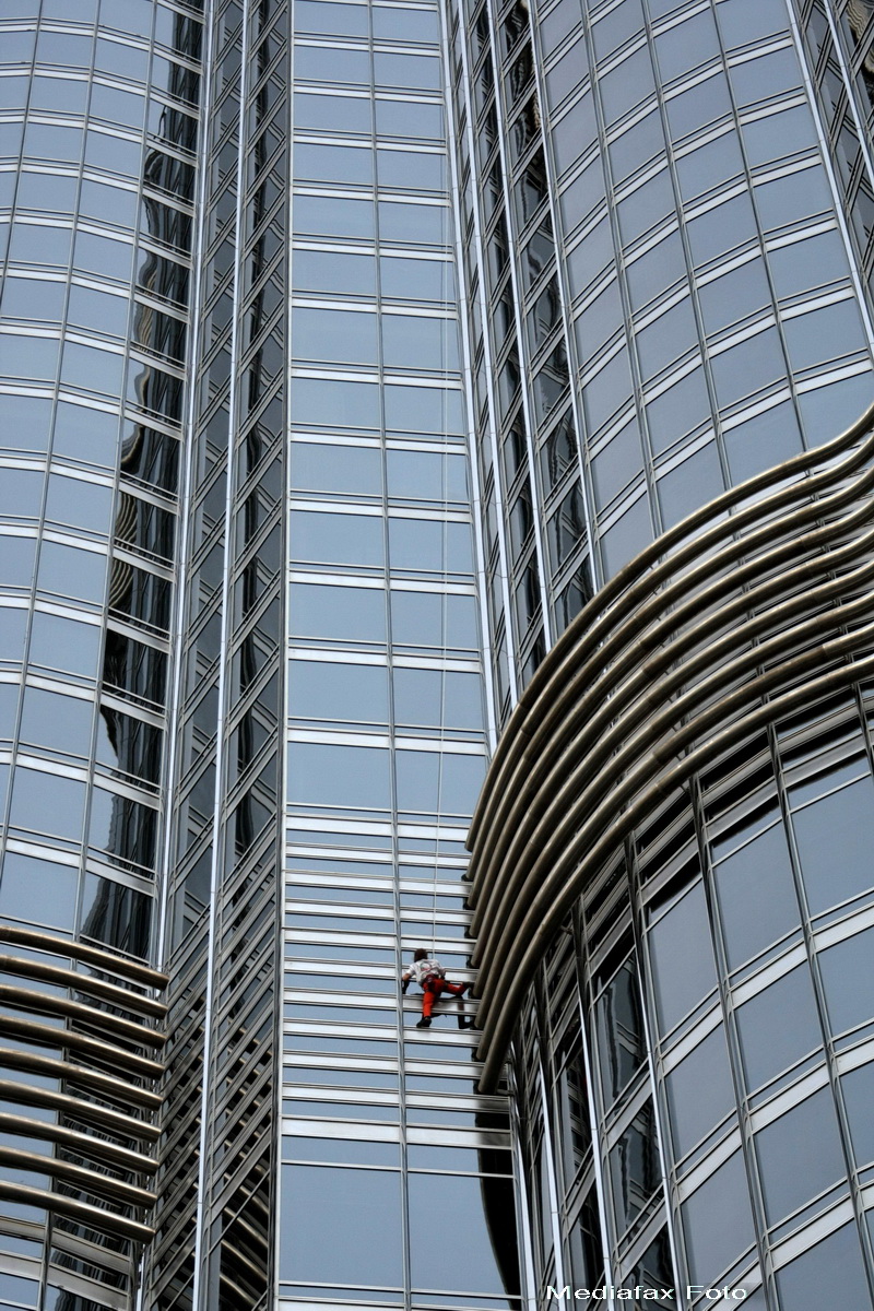 Spiderman a escaladat cea mai inalta cladire din lume. GALERIE FOTO - Imaginea 4