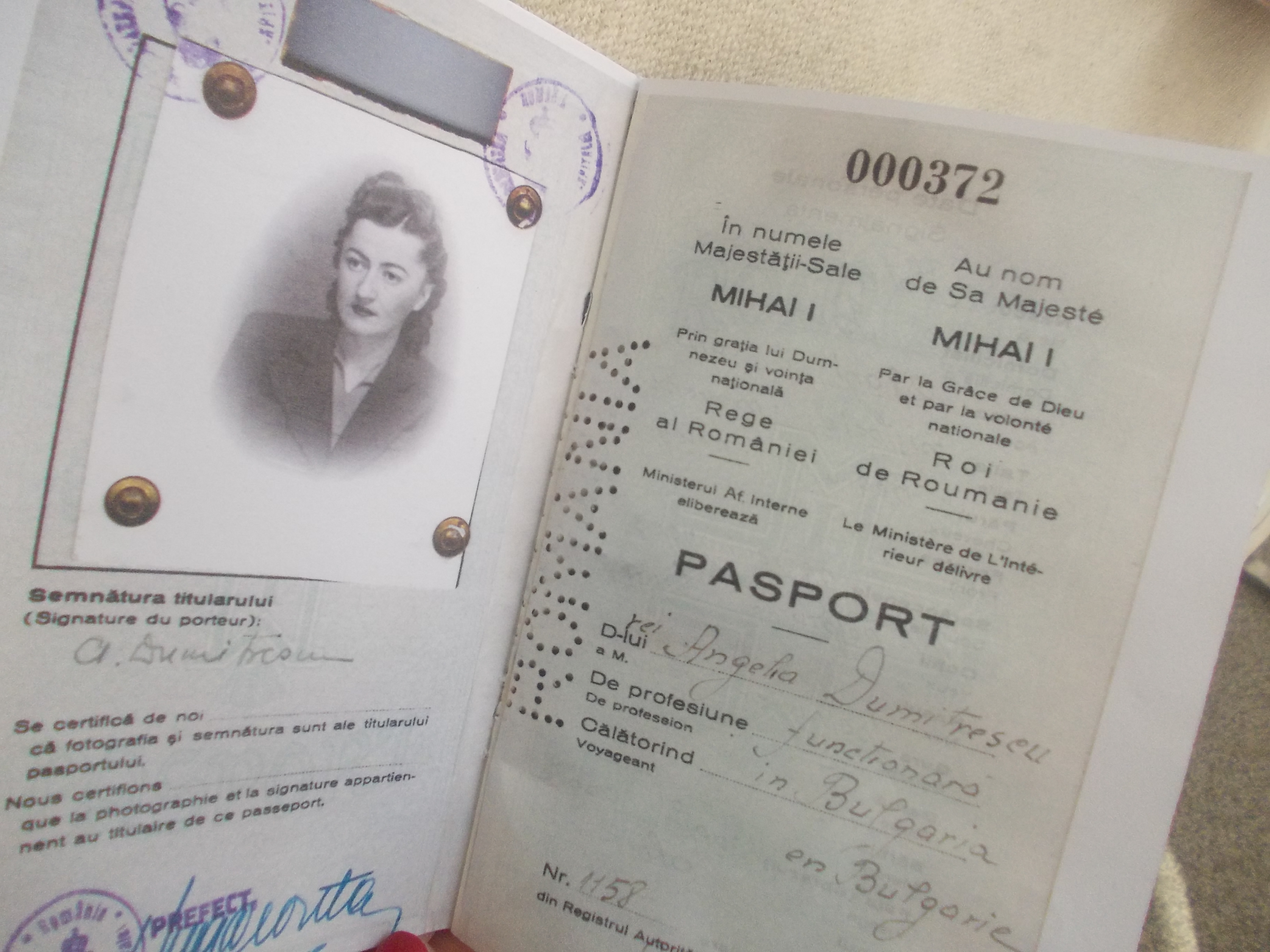 Vezi cum erau pasapoartele acum 100 de ani. Pe documente apare semnatura regelui Carol si Mihai I