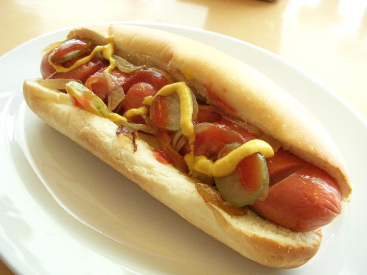 Studiu: Un hot-dog scade speranța de viață sănătoasă a unui om cu 36 de minute