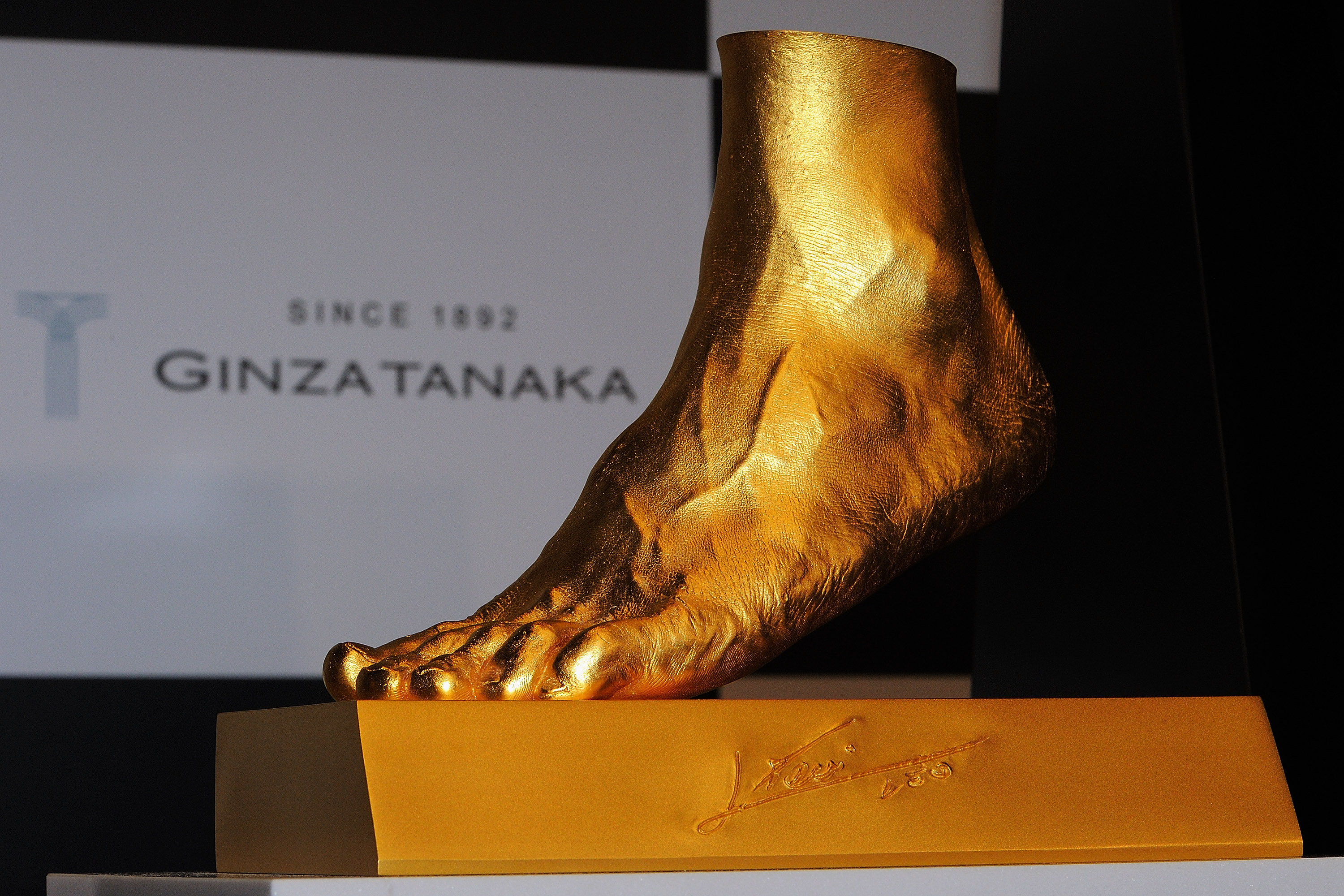 Piciorul de aur al lui Lionel Messi costa 5,25 milioane de dolari. Uite cum arata