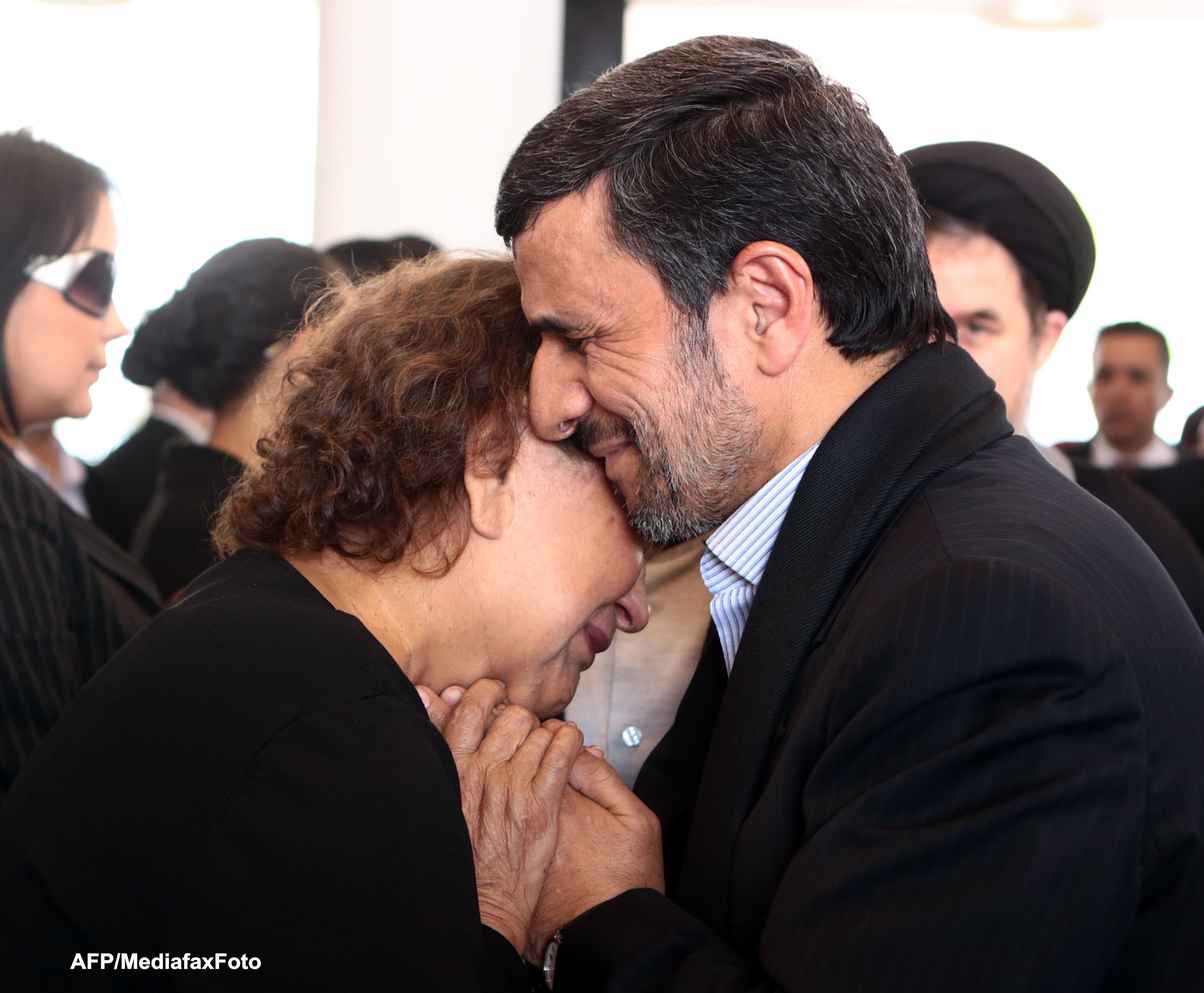 Ahmadinejad, criticat dur de clericii iranieni pentru imbratisarea 