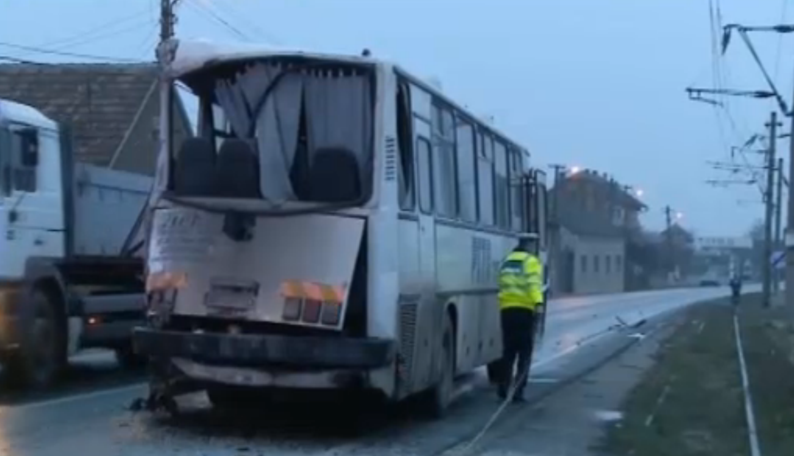 Panica pe DN7, dupa ce un TIR a intrat intr-un autobuz plin cu muncitori. Cinci persoane au fost ranite