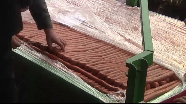 Macelarii sarbi au preparat cel mai lung carnat din lume, de peste 2 km. A fost gatit din 3500 kg de carne