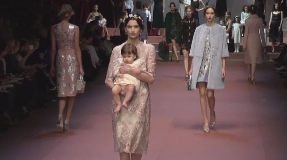 Saptamana modei de la Milano s-a incheiat cu o prezentare dedicata mamelor. Cu ce creatii a impresionat Dolce&Gabbana