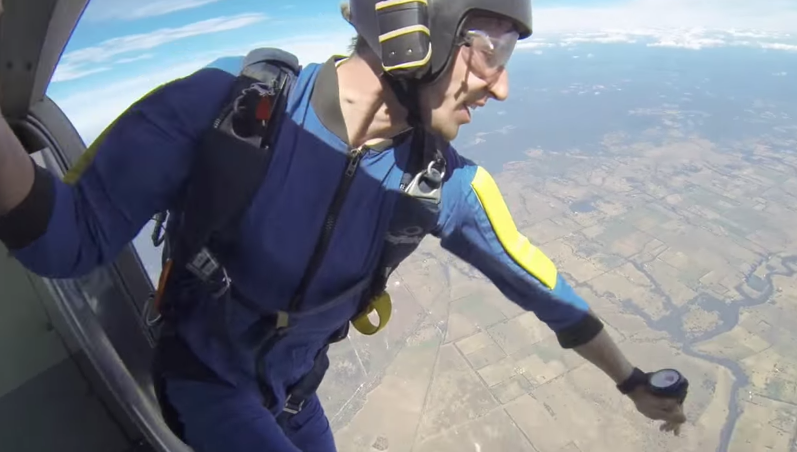 A sarit cu parasuta de la 3000 de metri altitudine, dar a intrat in convulsii inainte sa o deschida. Ce a urmat apoi: VIDEO