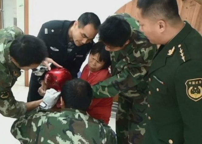 Un baietel din China a ramas intepenit cu capul intr-o oala din care a vrut sa-si faca o casca. Cum l-au eliberat pompierii
