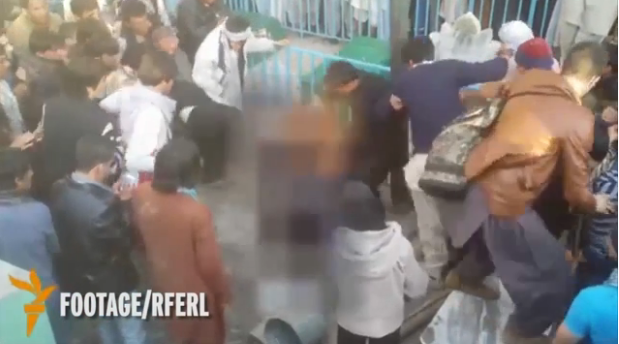 O femeie din Afganistan a fost omorata in bataie de o multime furioasa. Gestul care i-a adus moartea