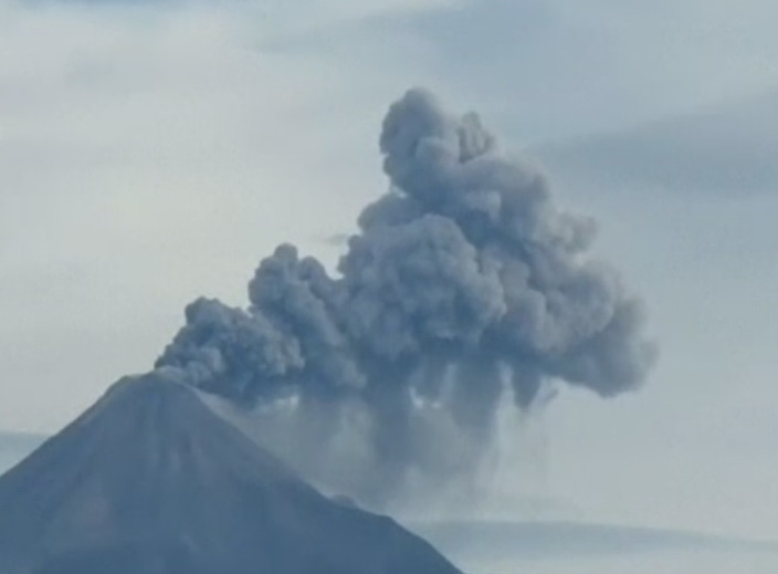Coincidenta bizara in Mexic. Cei mai periculosi vulcani au erupt in aceeasi zi, aruncand fum si cenusa in aer