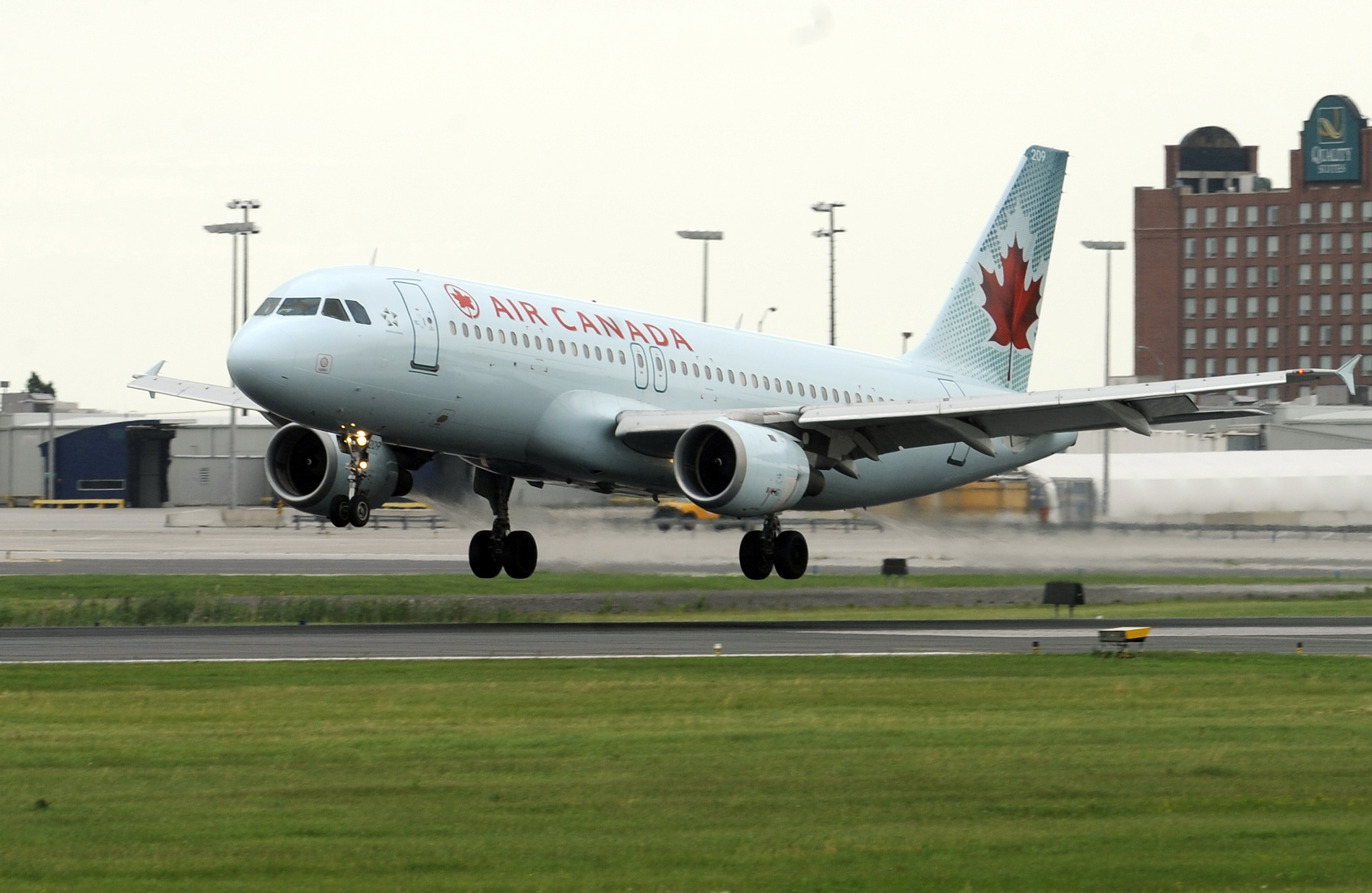 Un Airbus A320 al Air Canada a iesit de pe pista in Halifax. 