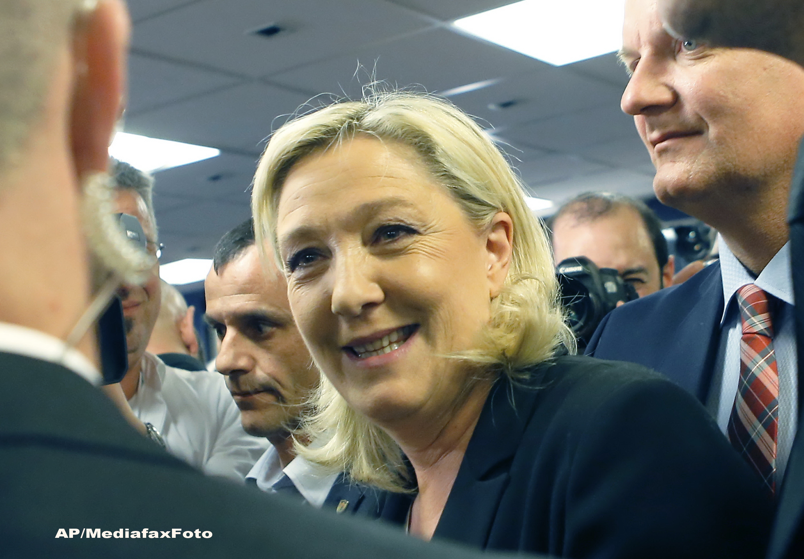 Infrangere rusinoasa pentru socialistii lui Francois Hollande, la alegerile locale. Marine Le Pen jubileaza: Succes magnific!