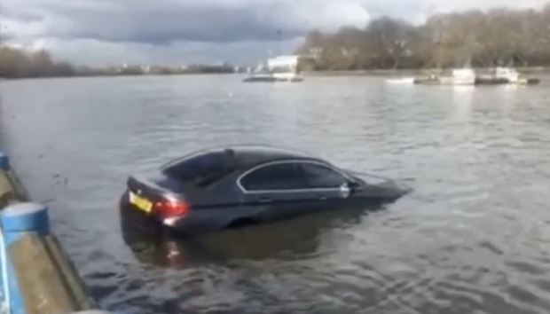 Scene incredibile in Londra: un BMW se scufunda in Tamisa, dupa ce soferul a parcat masina pe un dig, aproape de rau. VIDEO