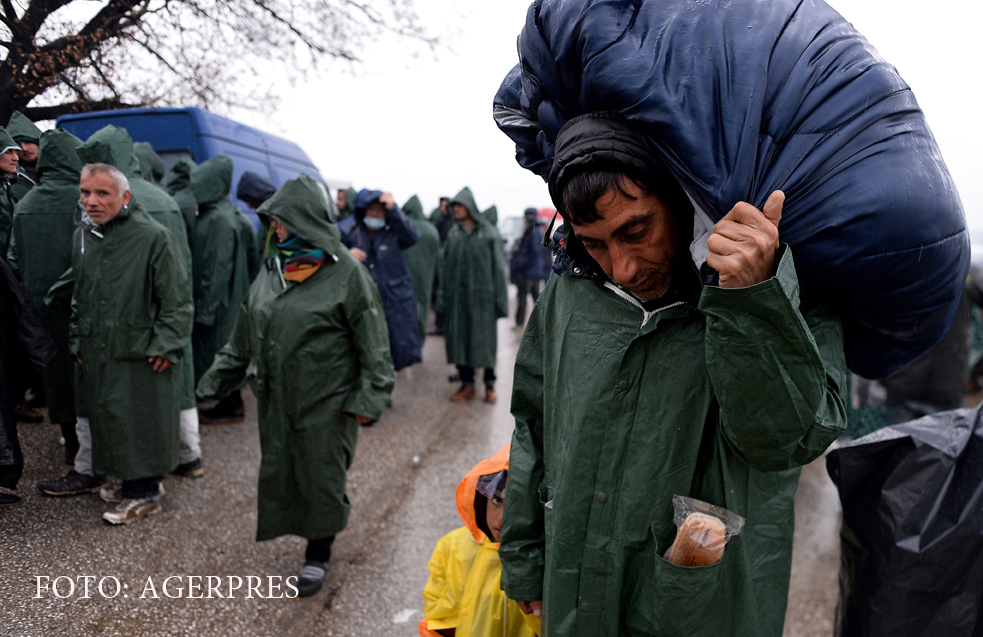 Grecia a inceput EVACUAREA refugiatilor din tabara de la Idomeni. Mesajul de pe autocarele ce au transportat 800 de migranti - Imaginea 10