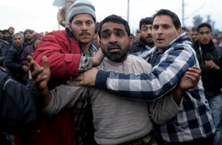 Grecia a inceput EVACUAREA refugiatilor din tabara de la Idomeni. Mesajul de pe autocarele ce au transportat 800 de migranti - Imaginea 8