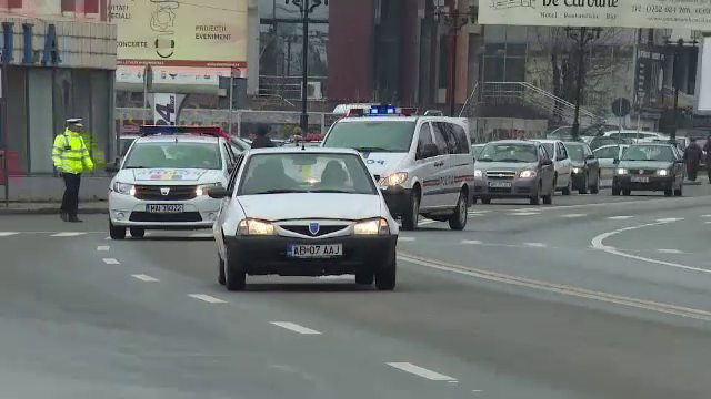 Ziua Politiei Romane, sarbatorita cu demonstratii ale ofiterilor pentru copiii din Alba Iulia: 