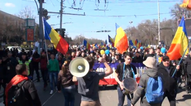 50.000 de moldoveni au cerut in strada unirea cu Romania. Doua alerte cu BOMBA in Chisinau, pe traseul marsului - Imaginea 1