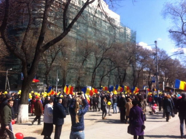 50.000 de moldoveni au cerut in strada unirea cu Romania. Doua alerte cu BOMBA in Chisinau, pe traseul marsului - Imaginea 2