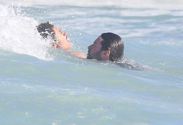 Actorul Hugh Jackman si-a salvat fiul, dar si mai multe persoane, de la inec. Scenele petrecute pe o plaja din Sydney. VIDEO