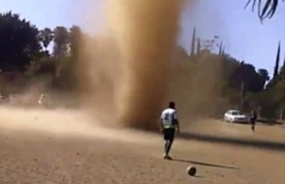 Tornada de nisip care a oprit un meci de fotbal in Guatemala. Ce au facut jucatorii cand au vazut ce se intampla. VIDEO