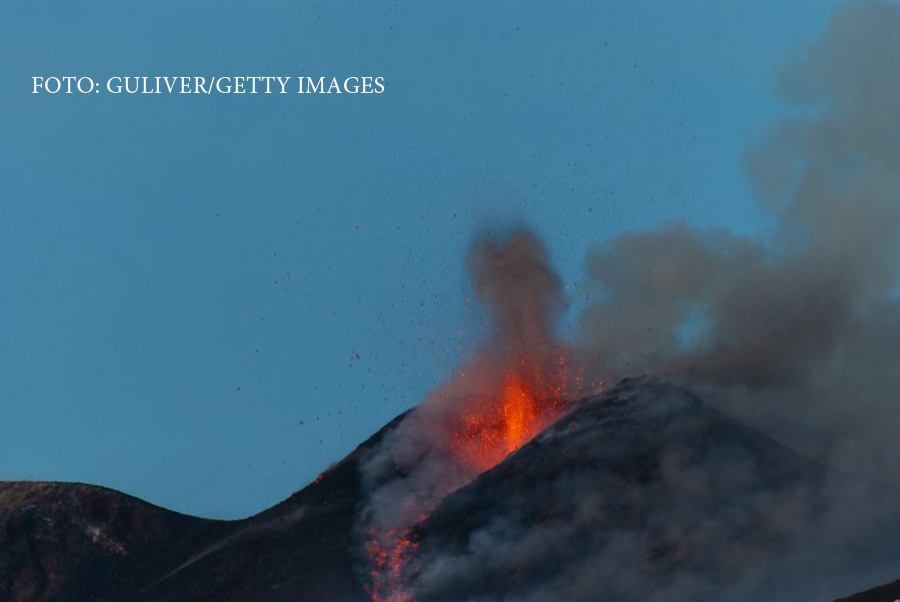 Cel putin 10 raniti dupa ultima eruptie a vulcanului Etna. Autoritatile italiene monitorizeaza 24/7 activitatea vulcanului