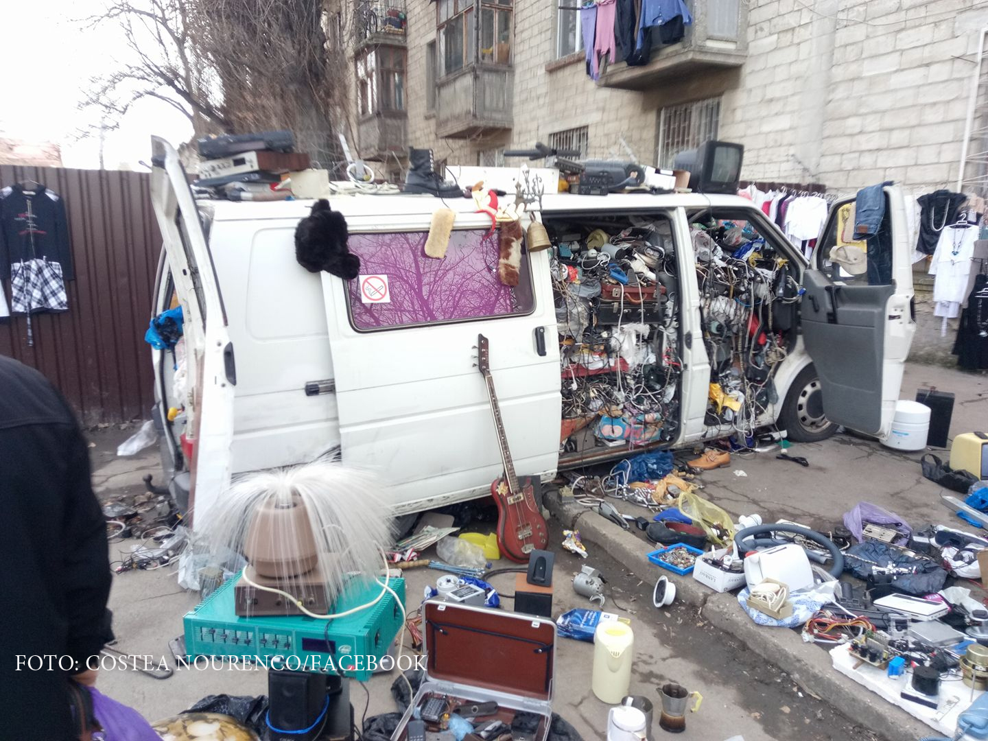 Imaginea-simbol a saraciei din Moldova. Un veteran de razboi a umplut un microbuz cu 2 tone de vechituri pe care le vinde