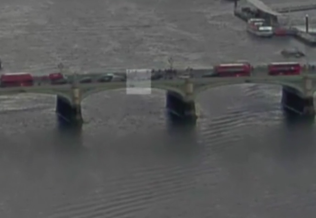 Momentul in care atacatorul din Londra intra cu masina in multime, pe podul Westminster. Romanca apare cazand in apa. VIDEO
