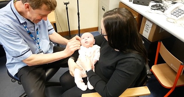 Reacția unui bebeluș cu probleme de auz când aude pentru prima dată vocea mamei