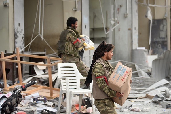 Rebelii sirieni aliaţi cu Turcia au jefuit orașul Afrin. GALERIE FOTO