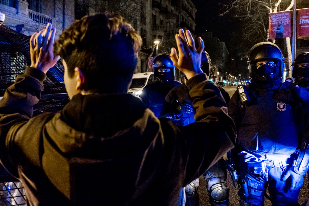 Ciocniri violente între protestatari și forțele de ordine, la Barcelona. Mii de persoane au ieșit în stradă