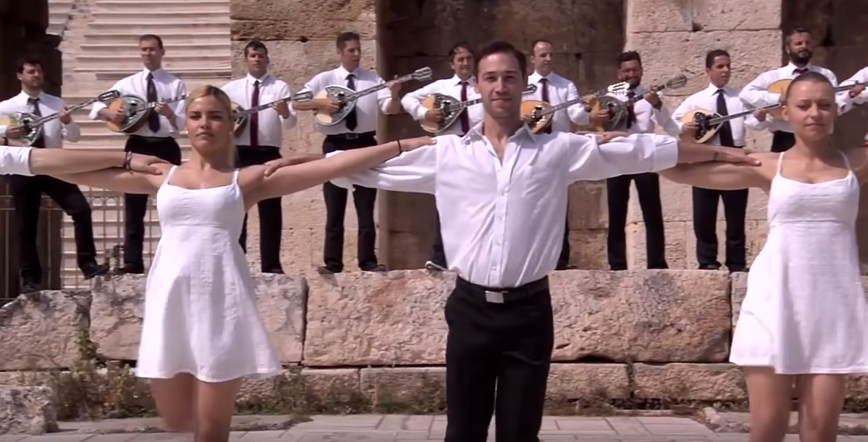 Cum se dansează corect ”Zorba grecul”. VIDEO viral, filmat la Acropole