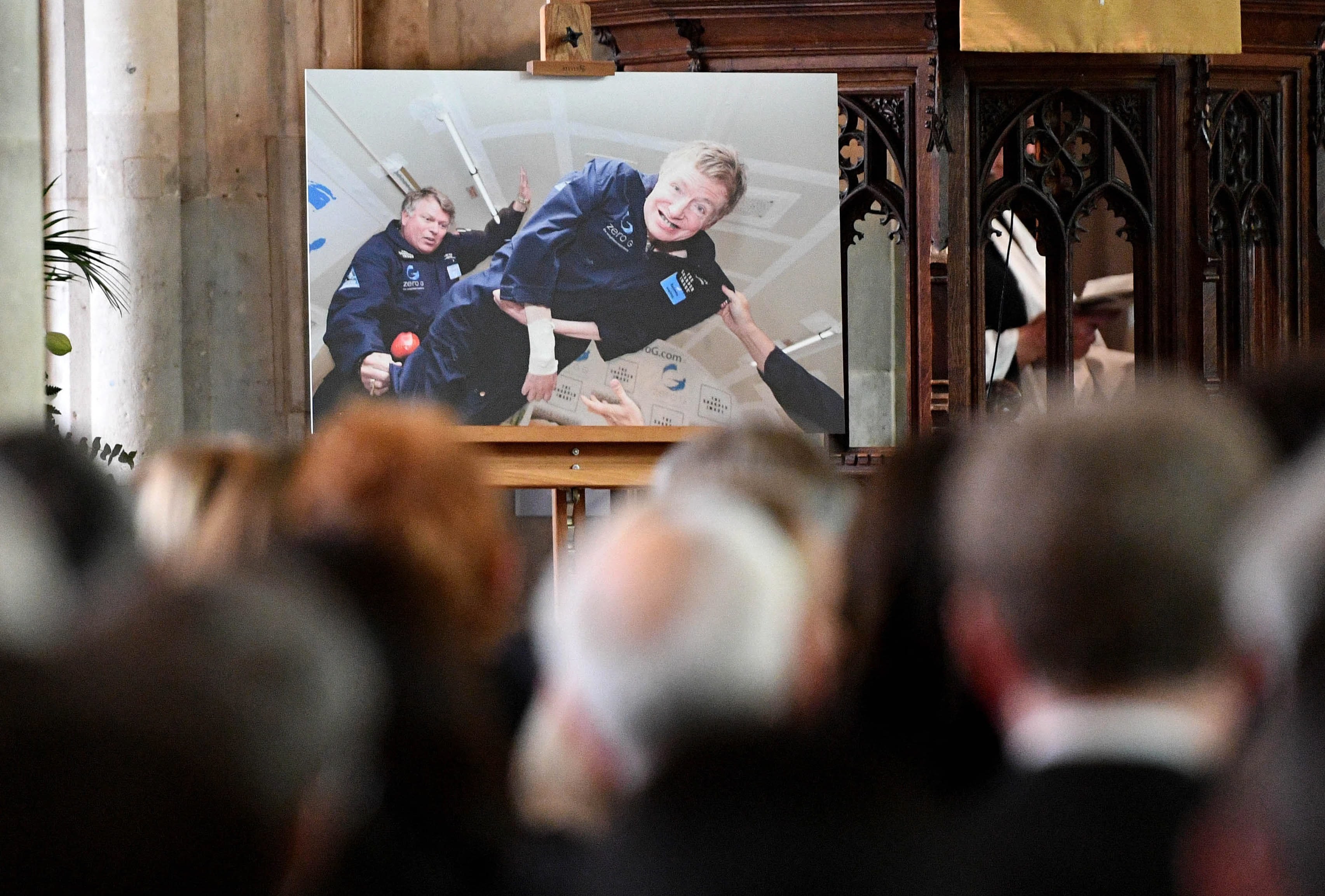 Mulțime impresionantă la funeraliile lui Stephen Hawking. A participat și actorul Eddie Redmayne