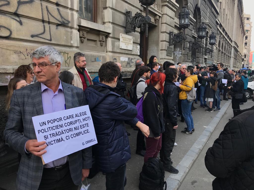 Peste 100 de profesori și studenți de la Litere și Filosofie au protestat față de OUG 7