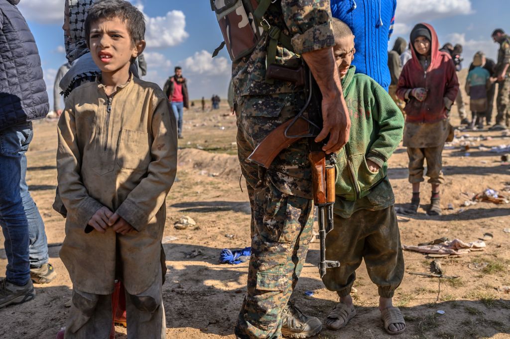Ultimii jihadişti ISIS, printre care copii şi invalizi, dau bătălia finală. GALERIE FOTO - Imaginea 3