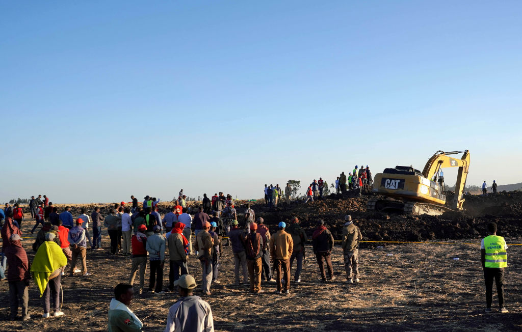 Crater uriaș format în locul în care s-a prăbușit avionul Boeing în Etiopia. GALERIE FOTO - Imaginea 7