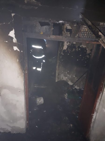 Incendiu la o casă din Arad. O persoană a murit, iar alte două au fost rănite. FOTO - Imaginea 3