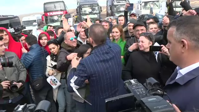 Filmul inaugurării autostrăzii de 1 m din Moldova. Mii de români şi-au unit vocea la protest - Imaginea 4