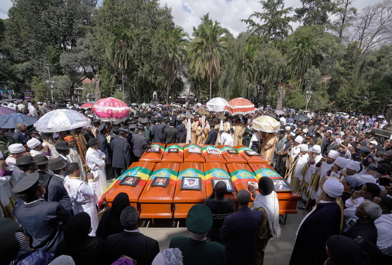 Funeraliile victimelor tragediei din Etiopia. Ce au pus de fapt rudele în sicrie - Imaginea 2