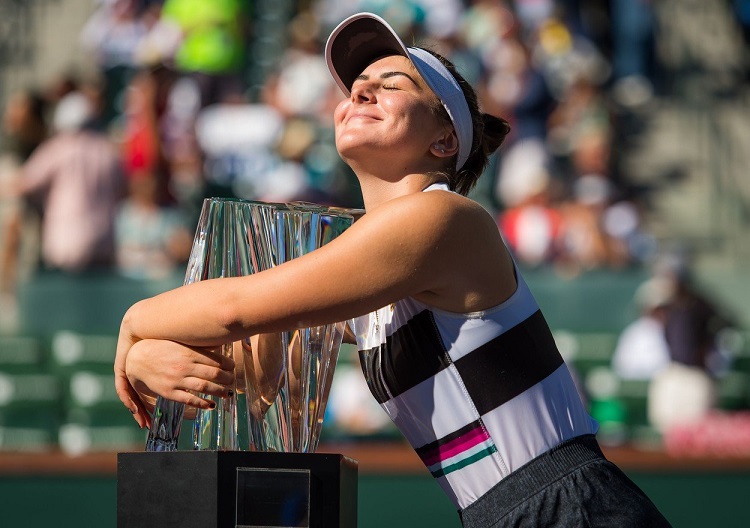 Bianca Andreescu ţine trofeul de la Indian Wells