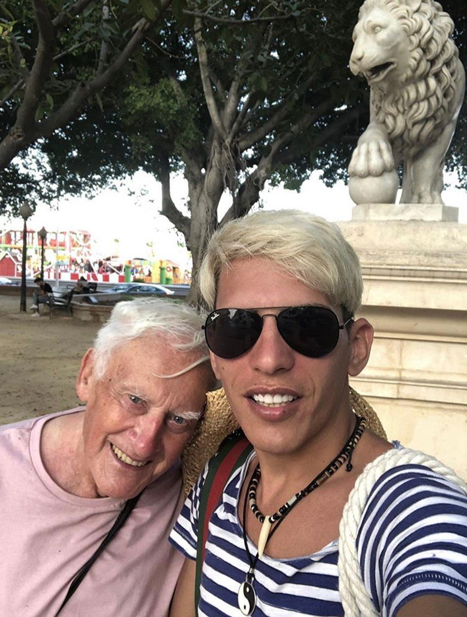 Cum arăta Florin înainte să se căsătorească cu vicarul gay cu 55 de ani mai în vârstă - Imaginea 10