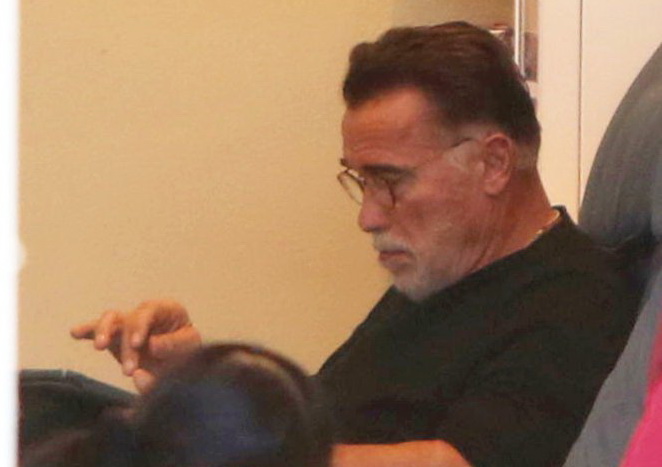 Arnold Schwarzenegger, surprins de paparazzi la un salon de înfrumusețare. GALERIE FOTO