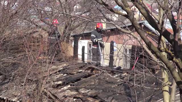 Un bătrân de 79 de ani din Bacău a ars de viu într-un grajd plin cu fân