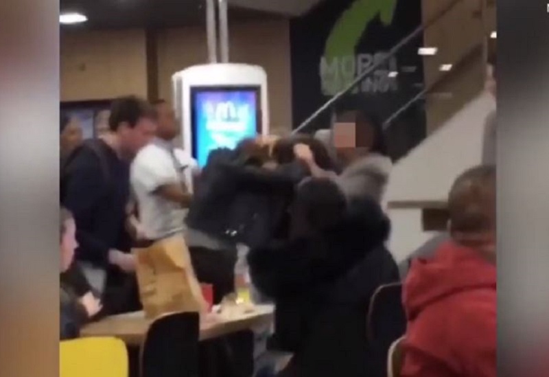Momentul în care trei tinere se bat și se păruiesc într-un restaurant fast-food