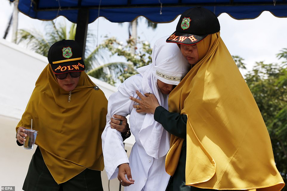 VIDEO. Momentul șocant în care o tânără din Indonezia a fost umilită și biciuită în public - Imaginea 1