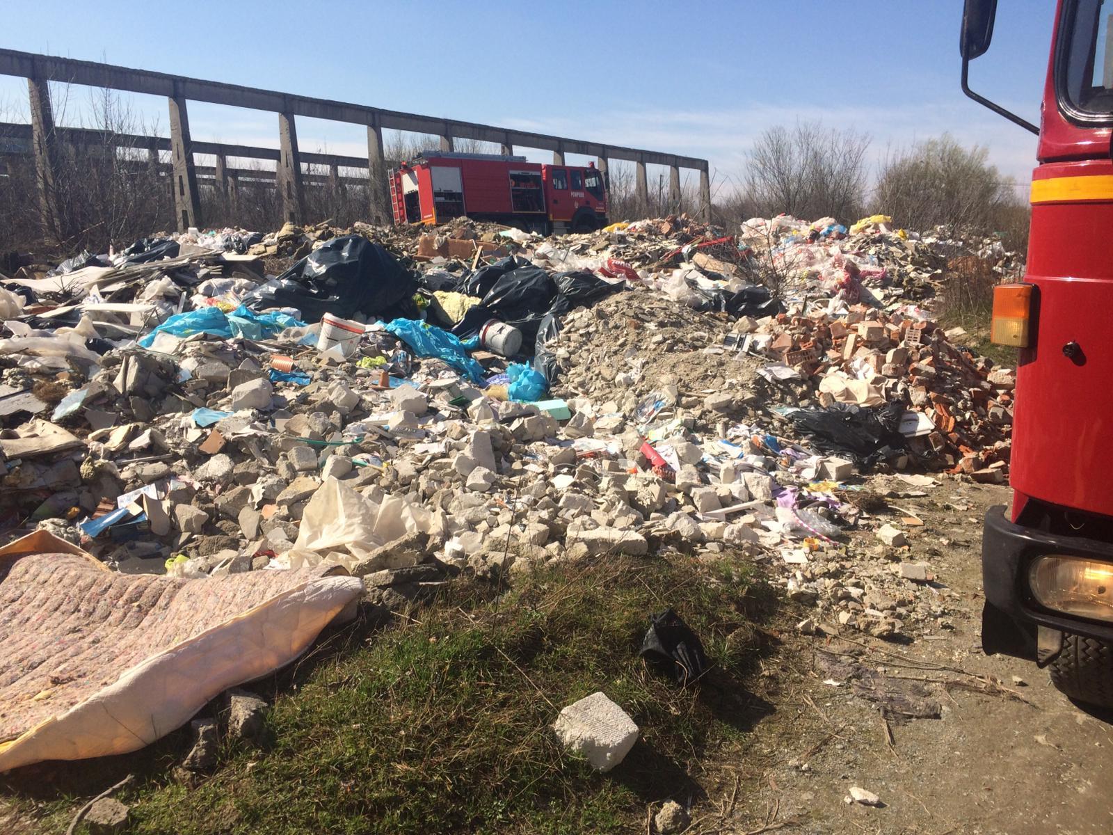 Primele mașini confiscate pentru gunoaiele aruncate pe terenuri virane, în București. Doi primari își arogă fiecare meritul